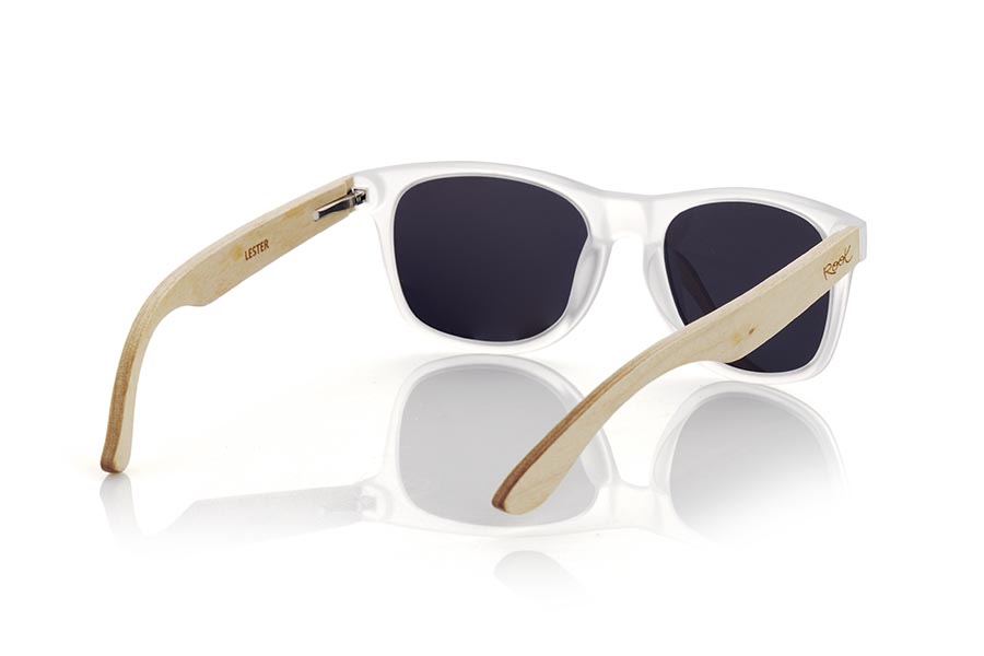 Wood eyewear of Maple LESTER. If you are looking for classic and versatile sunglasses, the LESTER model is perfect for you. With a transparent matte frame and natural MAPLE wood temples, these glasses have a unisex design that adapts to any style. The frame is very light and strong, and is available in a wide variety of solid and mirrored lenses. In addition, its polarized lenses offer you total protection against UV rays. With LESTER glasses you will always be fashionable and protected from the sun. Front Measurement 147x49mm Caliber 54 for Wholesale & Retail | Root Sunglasses® 